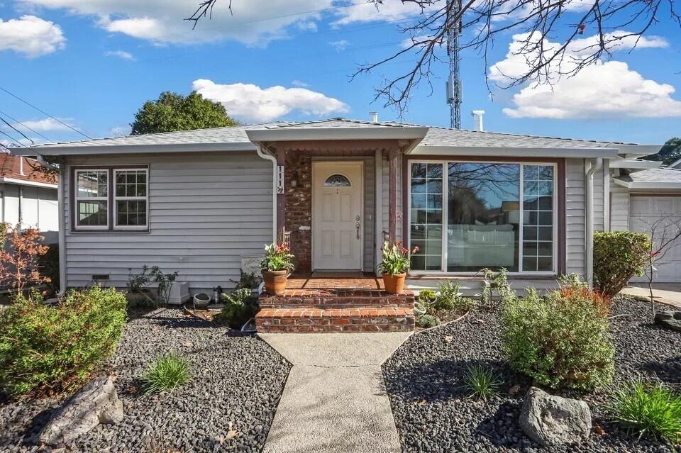 Building Photo - 111 Manor Dr