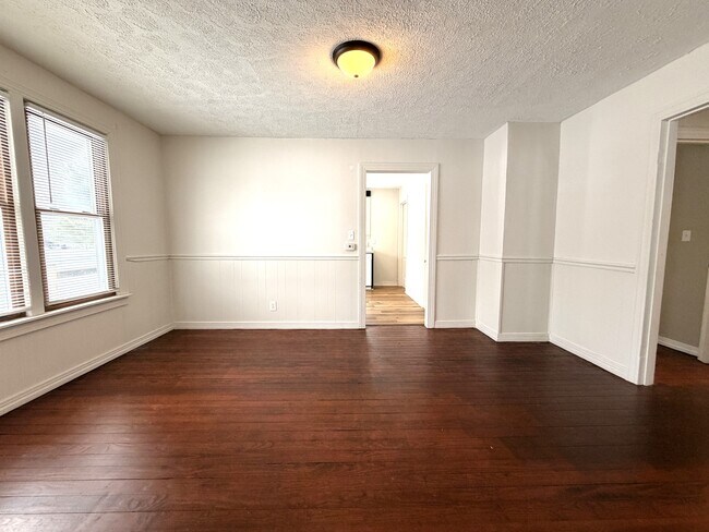 Foto del edificio - 988 N Maple St