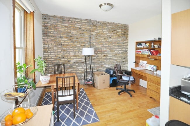 Building Photo - UK Village Updated 1 BED. Separate Living/Dining Rooms. Free Internet/DirecTV. Laundry. DECK. Yard.