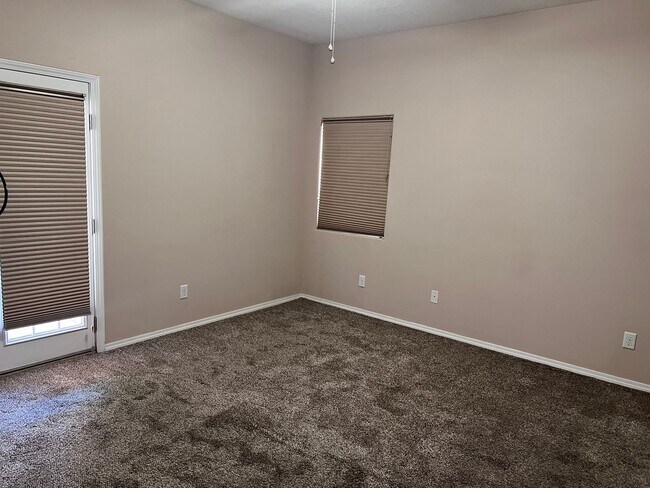 Foto del edificio - 2 Bedroom with major appliances, 2 car gar...