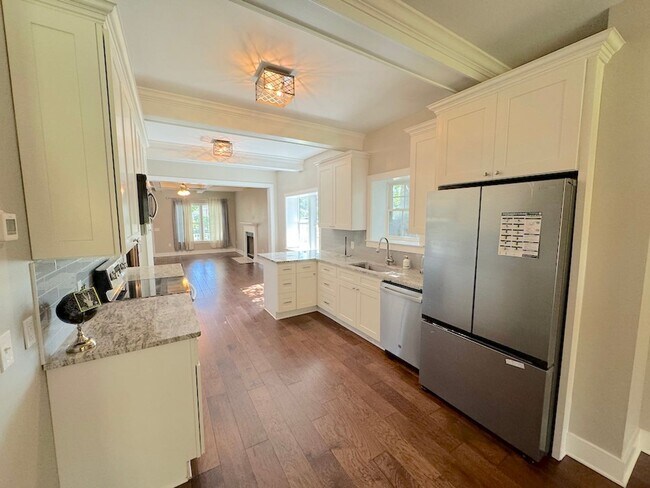 Building Photo - 5 BED | 3 BATH | MIDTOWN | CLOSE TO EVERYT...
