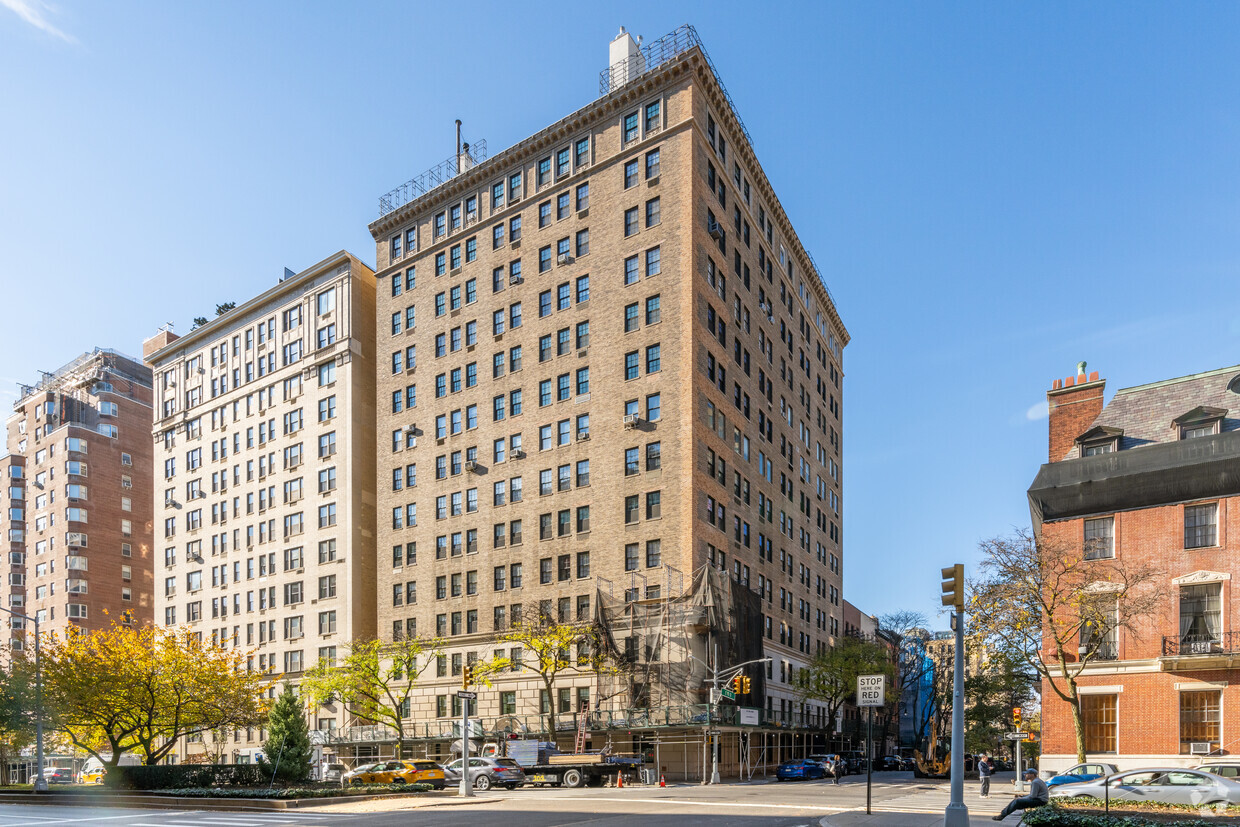 Primary Photo - 1172 Park Ave