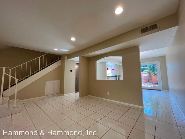 Building Photo - 2 br, 1.5 bath House - 4061 Yankee Dr.