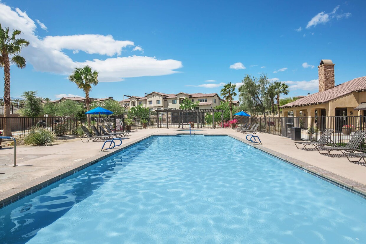 Foto principal - Vineyards at Palm Desert Apartment Homes