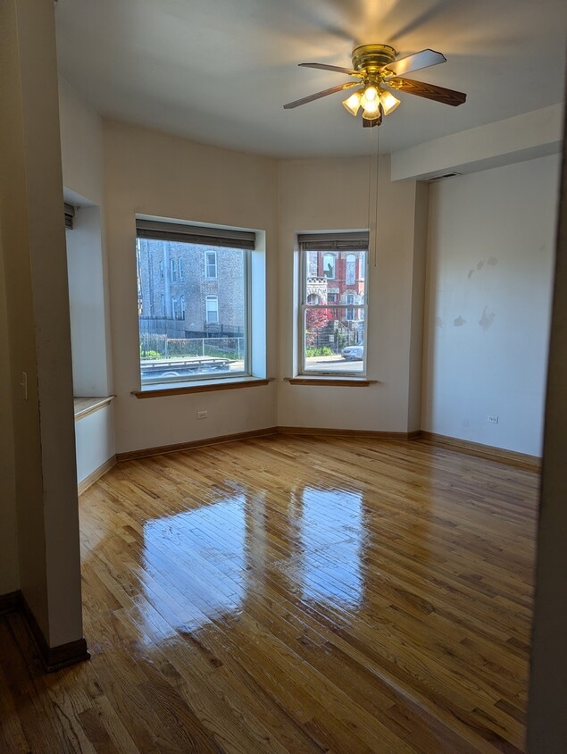Living room - 3212 W Warren Blvd