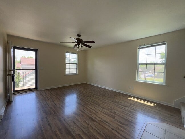 Building Photo - Charming Townhome