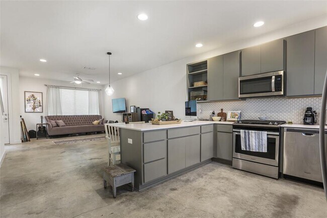 Building Photo - 801 N Bluff Dr