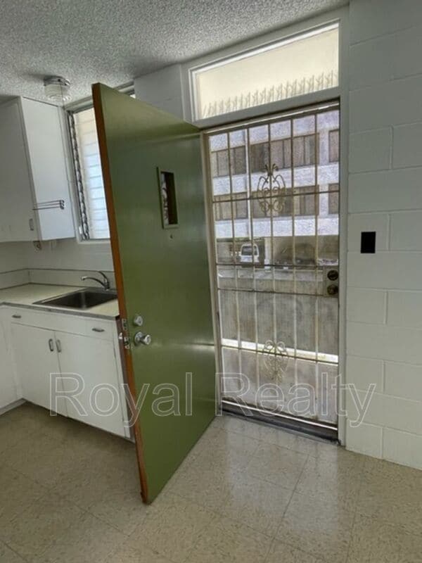 Building Photo - 913 Coolidge St