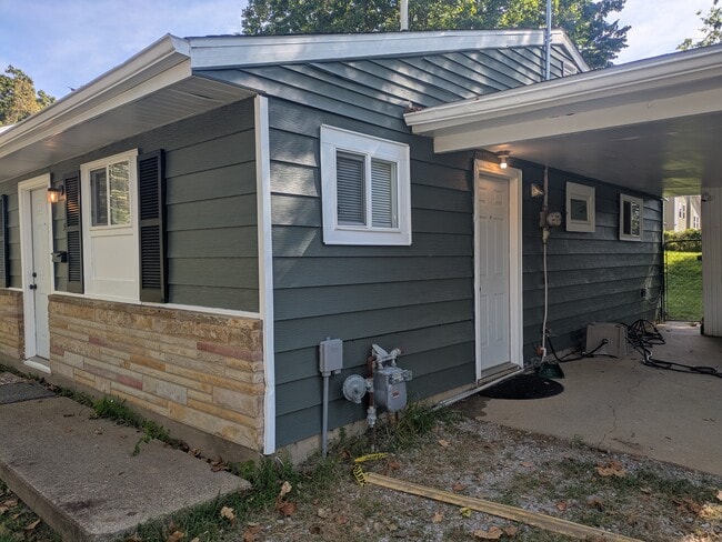 side of house - carport - 906 N Division Ave