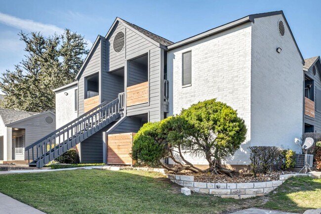 Building Photo - 1735 Rutland Dr