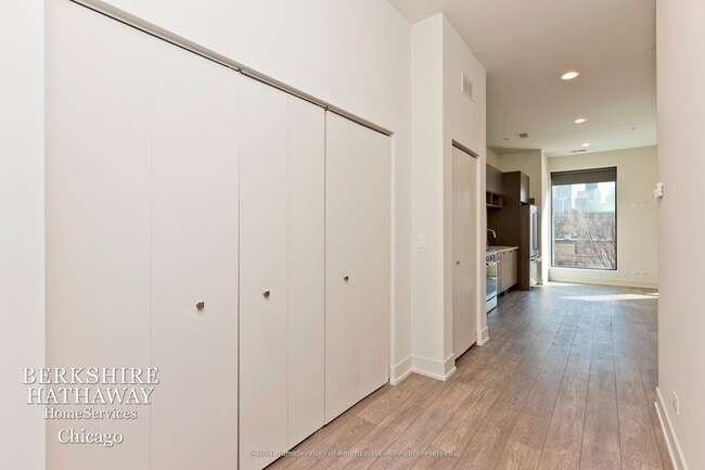 Building Photo - 853 N Larrabee Street