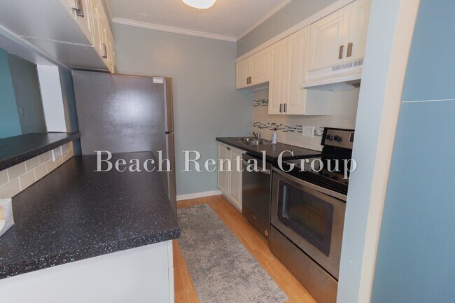 Foto del edificio - Furnished or Unfurnished Condo blocks from the beach
