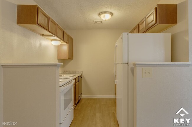 Building Photo - 3 br, 1 bath Duplex - 1014 S Everett St