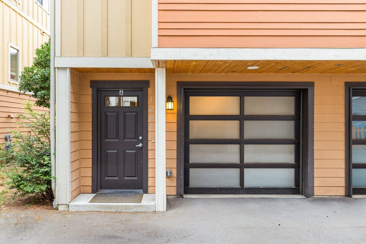 Primary Photo - $500 OFF FIRST MONTHS RENT!! Newer Constru...