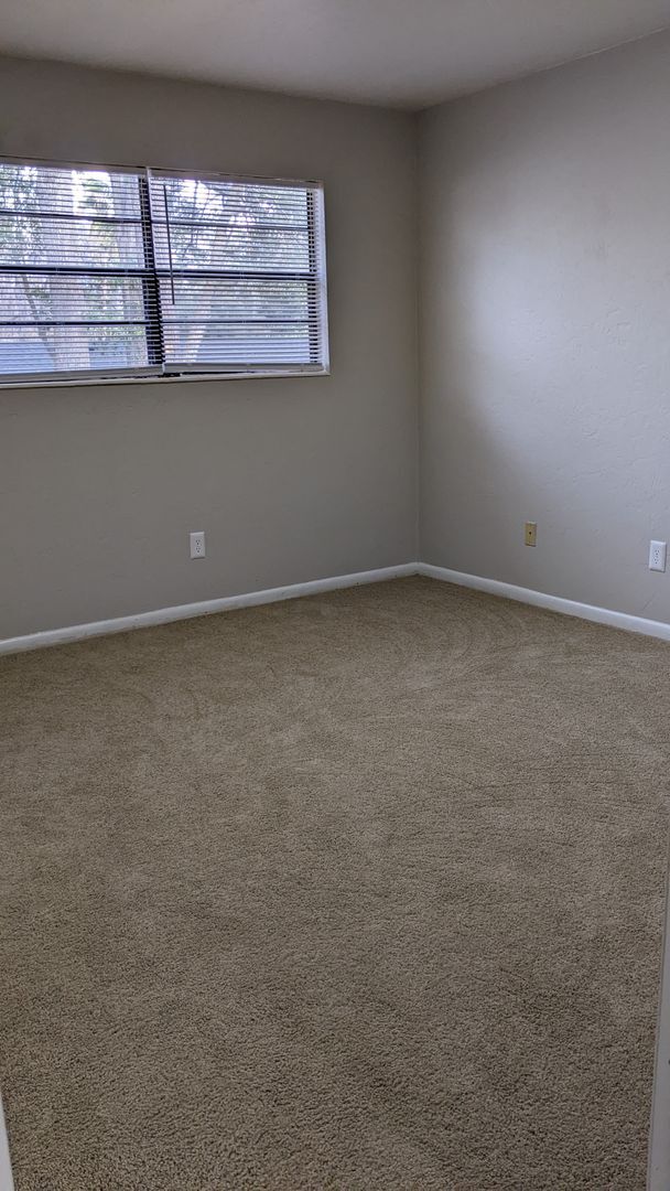 Building Photo - Linton Oaks townhouse - Completely Remodeled