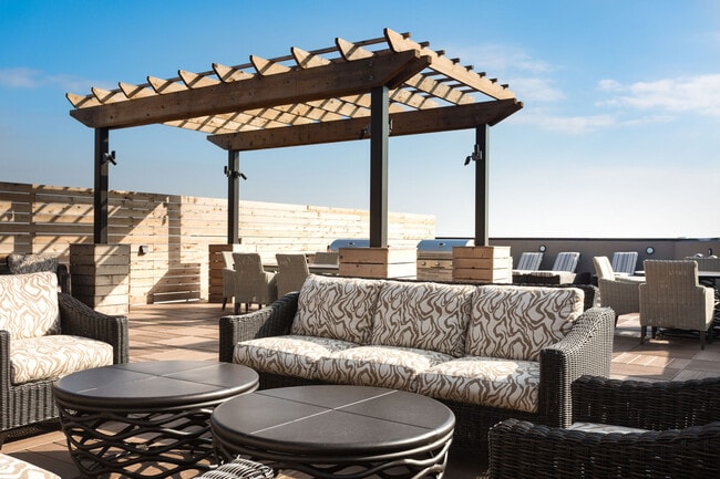 Building Photo - Mirasol Park Lane
