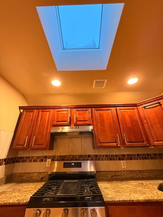 Foto del edificio - 167-05-102 Hillside Ave.