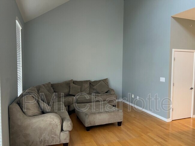 Foto del edificio - 2125 Southend Dr