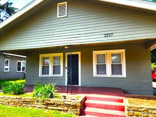 Building Photo - 3 Bed 1 Bath & Covered Parking in YOUNGS ENGLEWOOD ADD NW OKC