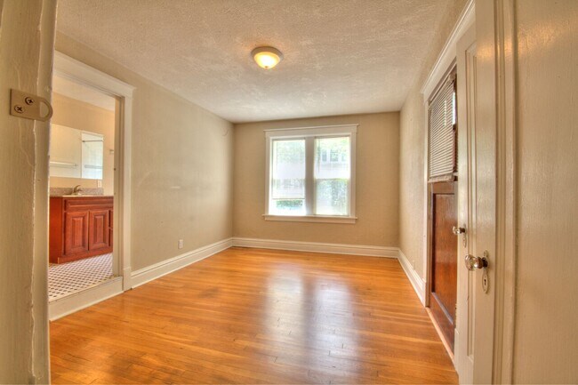 Building Photo - 4561 Flad Ave