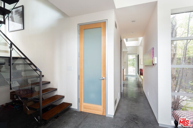 Building Photo - 1917 Alberta Ave