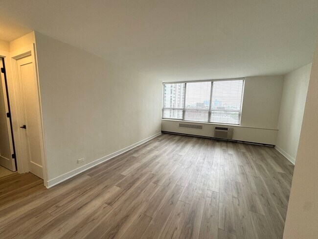 Foto del edificio - 70 W Burton Pl