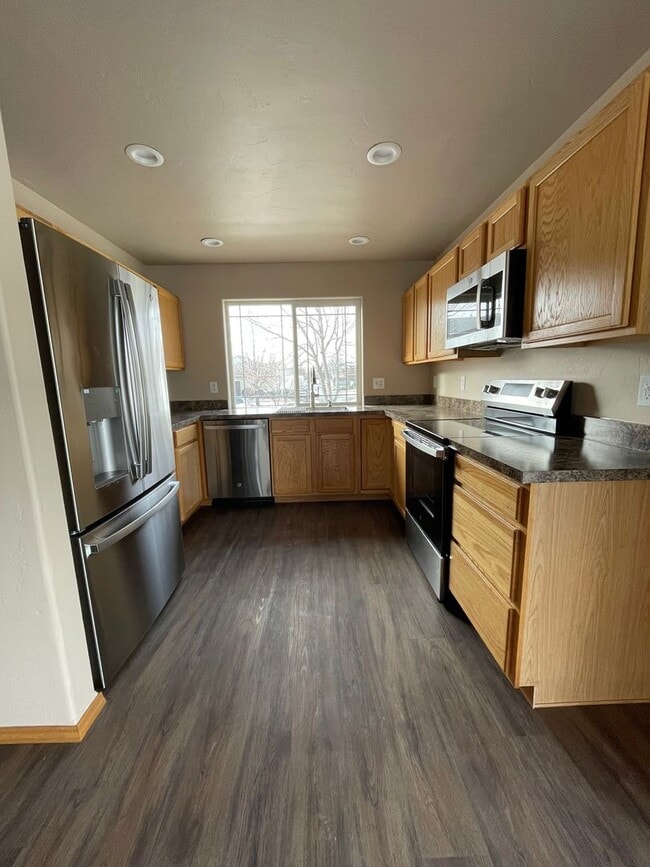 Building Photo - Freshly Renovated 3 Bedroom 2 Bath Townhome