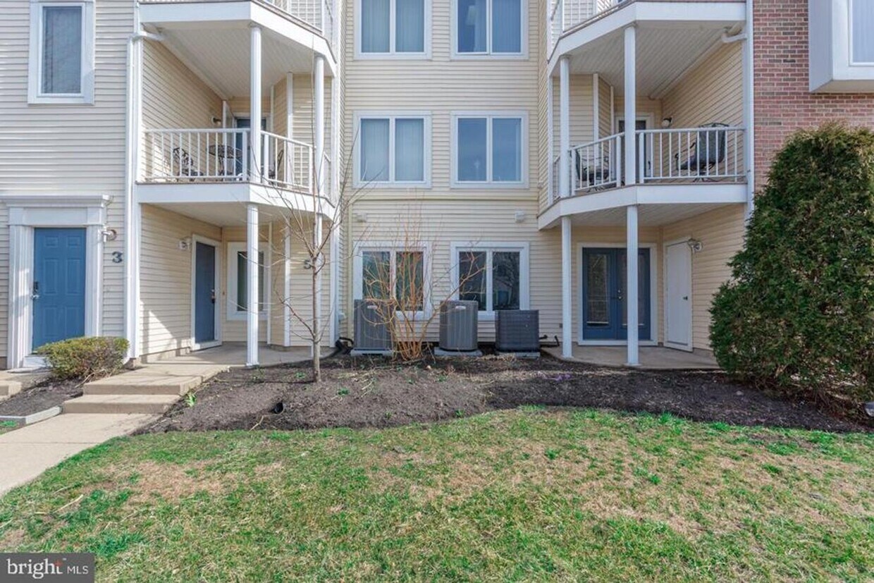 Foto principal - Crestwood 2 bed Condo Available Aug 1