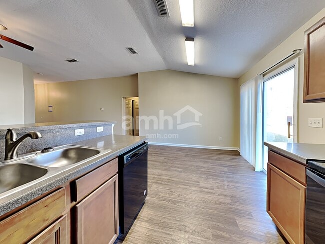 Foto del edificio - 5723 Village Pond Cir