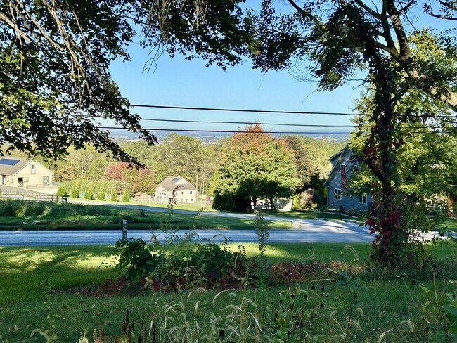 Foto del edificio - 379 Keneagy Hill Rd