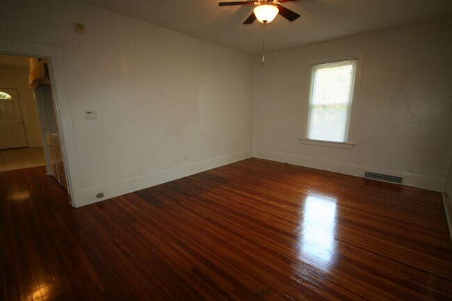Foto del edificio - 1306 W Chapel Hill St