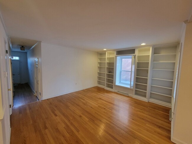 Building Photo - Stunning 3 Bed 2.5 Bath Musser Park Townhouse