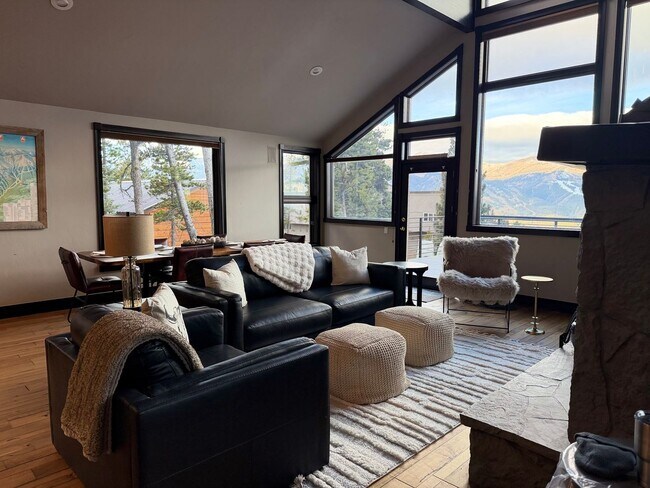 Foto del edificio - Gorgeous furnishings, Views, Luxury, Deck, Fireplaces, 4 bedroom in Breckenridge. Winter Seasonal...