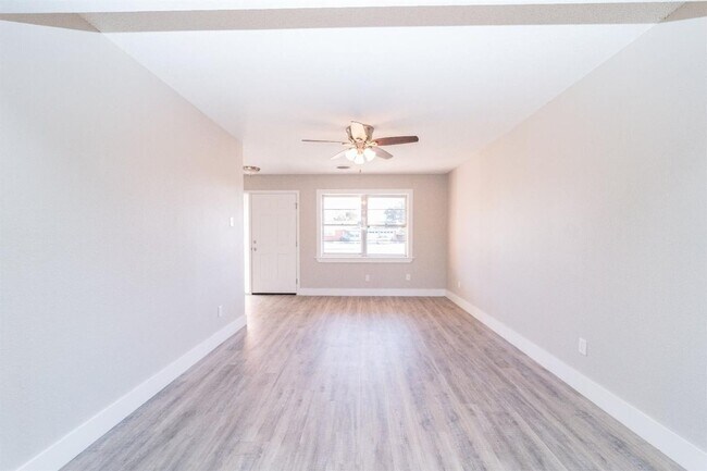 Building Photo - PRE-LEASING for AUGUST - Great 3/2 with a Large Bonus Room