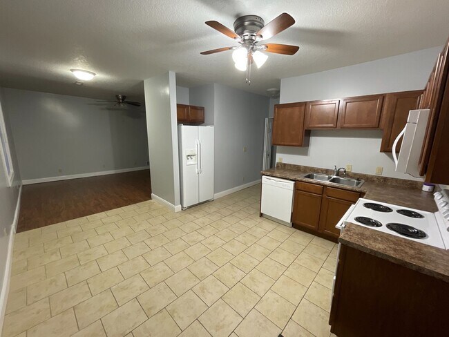 Foto del edificio - 3 large bedrooms with large closets & 2 fu...