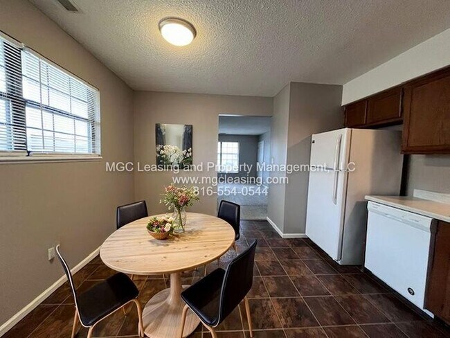 Building Photo - Comfortable 2-Bedroom Living in the Heart of Blue Springs