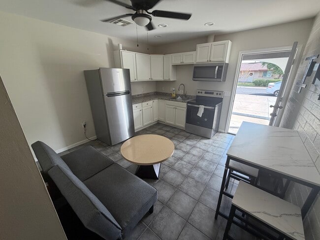 Building Photo - 8130 W Amelia Ave