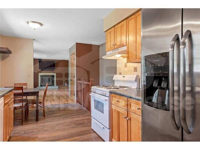 Foto del edificio - Very well maintained 4 bed 2 bath Blooming...