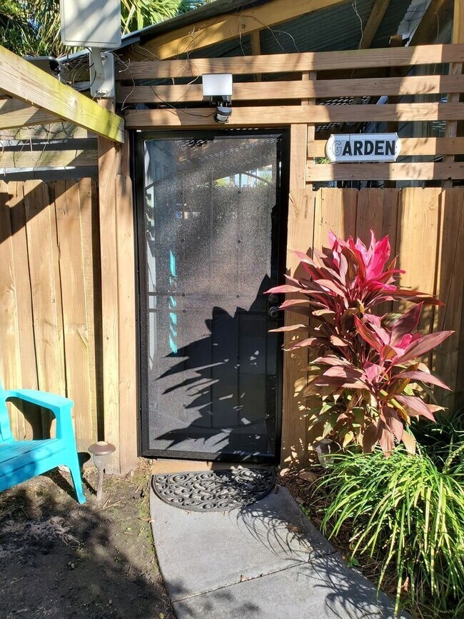 Building Photo - Secluded 1/1 located within walking distance of Jacksonville Beach! Pet Friendly, Lawncare Included!