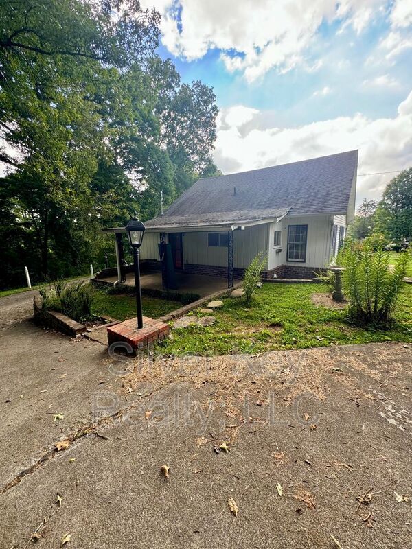 Building Photo - 130 Country Club Rd