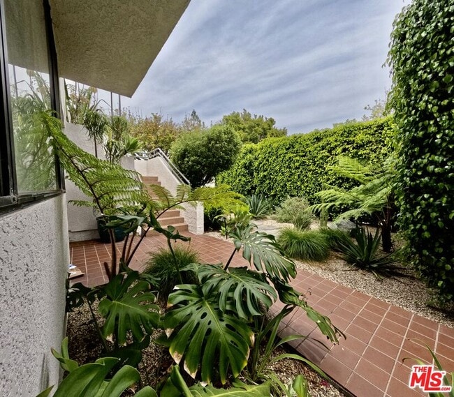 Foto del edificio - 805 N W Knoll Dr