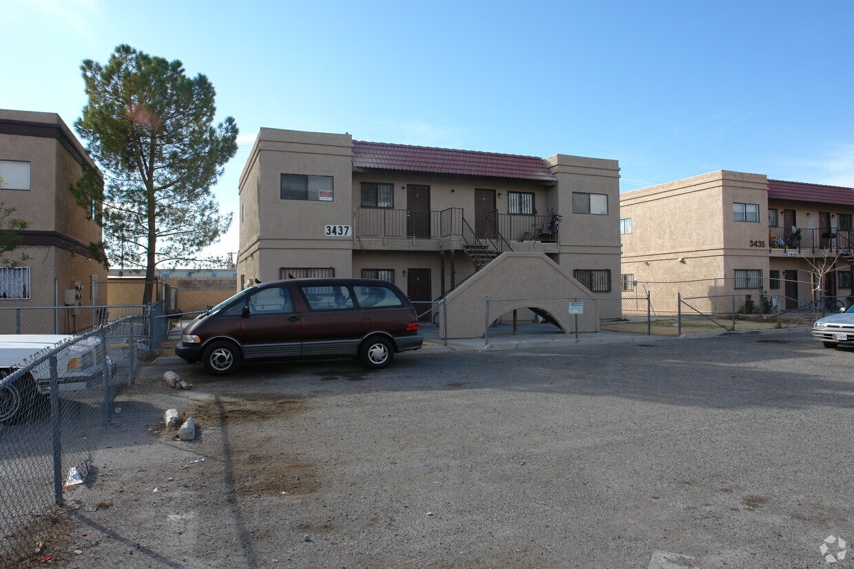 Building Photo - B&g One