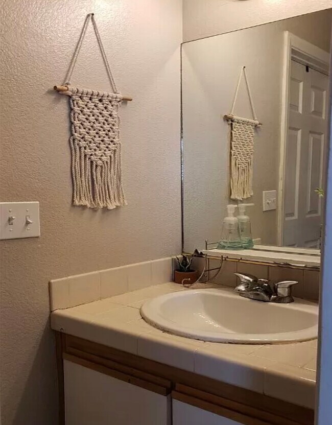 1.5 bathroom - 1600 N Torrey Pines Dr