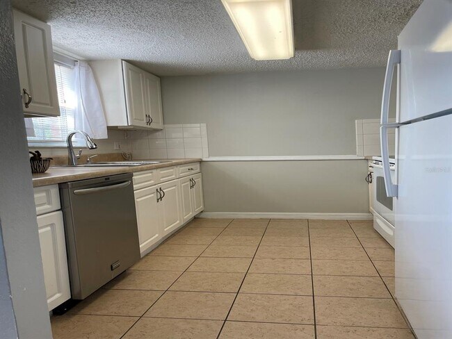 Building Photo - 200 Country Club Dr