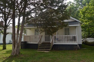 Building Photo - 208 Wilson St