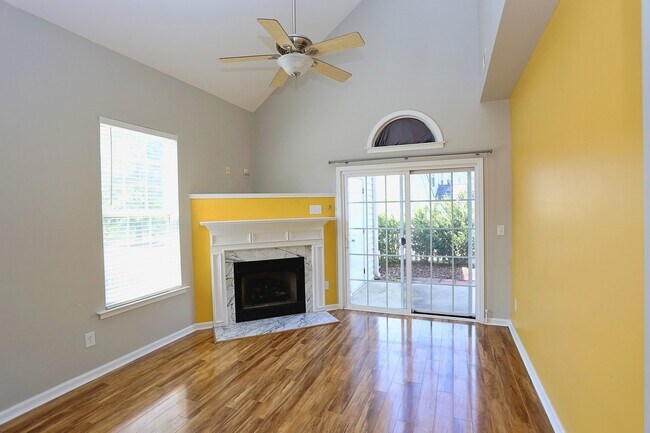 Foto del edificio - 3 Bedroom, 2 Bath End Unit with New Carpet...