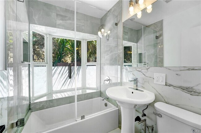 Foto del edificio - 2170 Sunset Plaza Dr