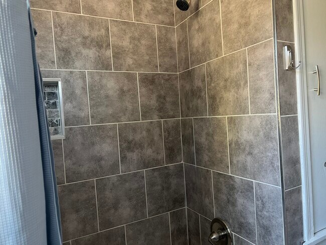 Baño con ducha en el pasillo - 2403 38th St