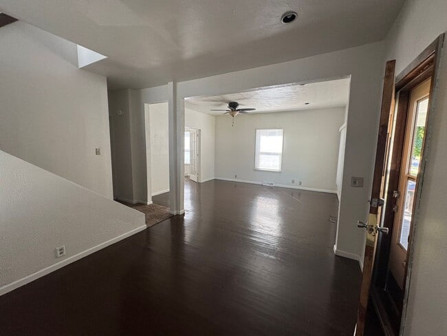 Building Photo - 3 Bedroom Single Family Home located in Be...