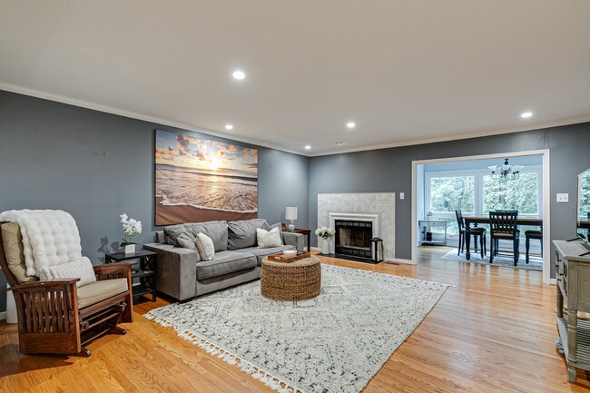 Building Photo - 12127 Shore View Dr